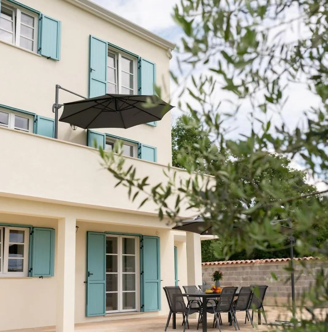 אומאג Villa Emilia 2 0*,